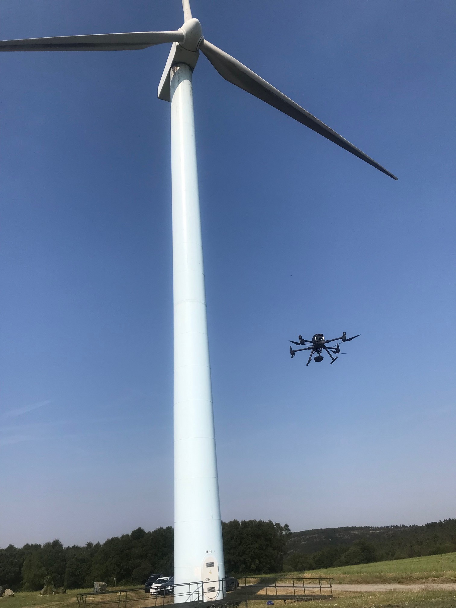 Dron inspeccionando aerogenerador