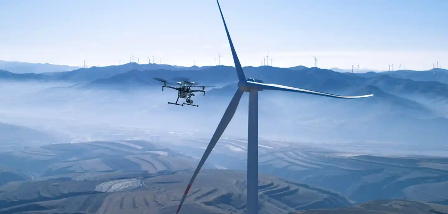 Dron inspeccionando aerogeneradores